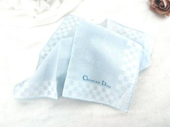 Sur 35 x 33 cm, voici un superbe petit mouchoir-pochette bleu ciel portant la marque Christian Dior avec toute les bordures roulotées à la main.