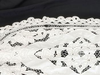 Voici un napperon ovale tout en dentelle Renaissance blanche de 68 x 35 cm, pour une décoration vintage et tendance shabby.