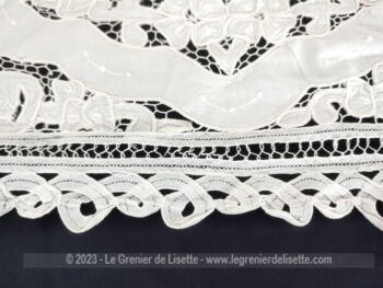 Voici un napperon ovale tout en dentelle Renaissance blanche de 68 x 35 cm, pour une décoration vintage et tendance shabby.