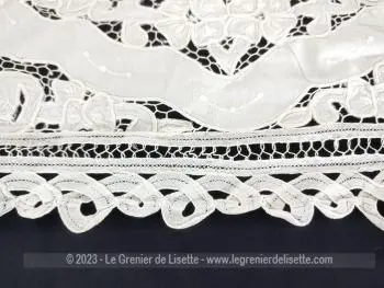 Voici un napperon ovale tout en dentelle Renaissance blanche de 68 x 35 cm, pour une décoration vintage et tendance shabby.