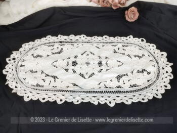 Voici un napperon ovale tout en dentelle Renaissance blanche de 68 x 35 cm, pour une décoration vintage et tendance shabby.