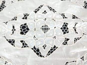 Voici un napperon ovale tout en dentelle Renaissance blanche de 68 x 35 cm, pour une décoration vintage et tendance shabby.