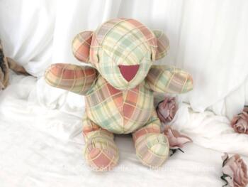 Voici un adorable ours fait main en tissus écossais aux tons pastel tendance shabby avec broderies sur le quadrillage. A câliner sans modération !