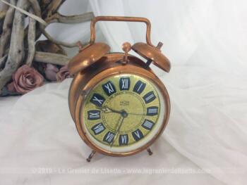 A double cloche, voici un ancien réveil vintage en métal couleur cuivre de la marque MOM 