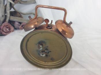 A double cloche, voici un ancien réveil vintage en métal couleur cuivre de la marque MOM 