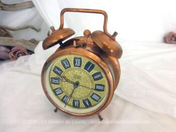 A double cloche, voici un ancien réveil vintage en métal couleur cuivre de la marque MOM 