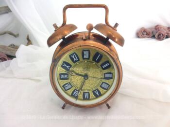 A double cloche, voici un ancien réveil vintage en métal couleur cuivre de la marque MOM 