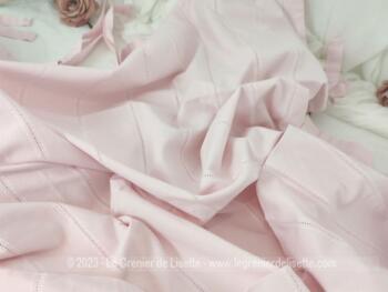Sur 138 x 233 cm, voici un beau coupon de tissus rideau en coton  rose pastel décoré par des jours verticaux bordés par de fines broderies avec 13 nouettes si vous souhaitez lui redonner sa vie de rideau.