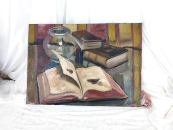 Sur 38 x 53 cm,  voici un bien original tableau réalisé en peinture à l'huile sur bois et représentant une Nature Morte composée de livres d'un bocal, portant la signature J. Dumas.