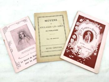 Sur 12.5 x 8.5 cm, voici un beau trio d'anciens petits livrets portant sur la religion, deux sur Ste Thérèse de Lisieux, et un sur l'Oeuvre Expiatoire de La Chapelle Montligeon.