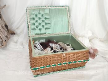 Trop vintage, voici un belle boite à couture en osier avec un habillage capitonné en tissus soyeux vert d'eau shabby et remplie avec boutons, bobines, petite mercerie et petits coupons de dentelles.