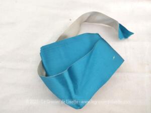 Superbe long ruban satin bicolore bleu et gris argent