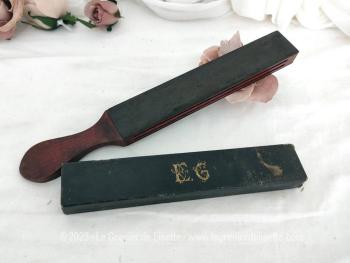 Ancien cuir d'affilage pour rasoir à main  façon "coupe-choux" avec son étui de rangement cartonné et décoré couleur doré des monogrammes EG.