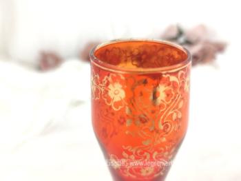 Voici une seule flute à champagne rouge orangé avec des arabesques dorées et ....que de choses  à réaliser même avec un seul exemplaire: vase soliflore, flute à champagne, décoration...