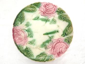 Superbe assiette de collection en barbotine Majolica aux tons pastel très clairs et décorée de roses fuchsia et de feuillage vert.