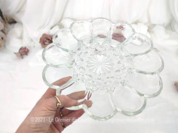 Voici une très belle assiette vintage en verre moulé  servant de présentation pour 12 oeufs durs avec de beaux reliefs en décorations  placés au centre.