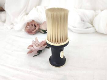 Pour vous messieurs, voici une belle brosse avec ses poils en nylon avec son réservoir pour le talc prévu pour le cou et la barbe. Made in Italy.