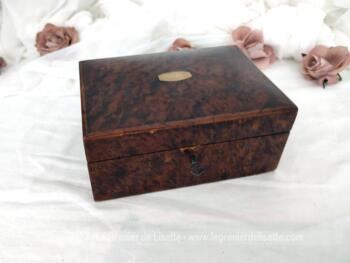 Sur 20 x 14 x 8.5 cm, voici une belle et ancienne boite décorée d'un petit écusson en laiton et habillée par un placage loupe d'orme avec serrure et clé.