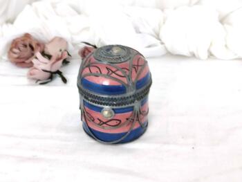 Datant des années 70, voici une ancienne boite marocaine ronde en céramique rose et bleue, habillée par de superbes décors en étain pour un effet shabby. Fait main, elle est estampillée 