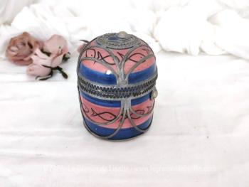 Datant des années 70, voici une ancienne boite marocaine ronde en céramique rose et bleue, habillée par de superbes décors en étain pour un effet shabby. Fait main, elle est estampillée "Safi" et du nom de son créateur.