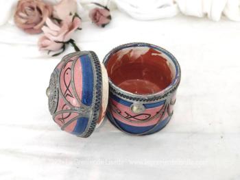 Datant des années 70, voici une ancienne boite marocaine ronde en céramique rose et bleue, habillée par de superbes décors en étain pour un effet shabby. Fait main, elle est estampillée "Safi" et du nom de son créateur.