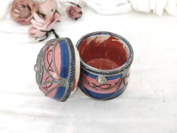 Datant des années 70, voici une ancienne boite marocaine ronde en céramique rose et bleue, habillée par de superbes décors en étain pour un effet shabby. Fait main, elle est estampillée 