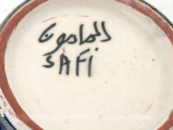 Datant des années 70, voici une ancienne boite marocaine ronde en céramique rose et bleue, habillée par de superbes décors en étain pour un effet shabby. Fait main, elle est estampillée 