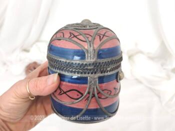 Datant des années 70, voici une ancienne boite marocaine ronde en céramique rose et bleue, habillée par de superbes décors en étain pour un effet shabby. Fait main, elle est estampillée 