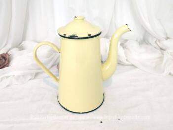 Voici une belle et ancienne cafetière émaillée de couleur jaune  mimosas avec sa belle patine authentique d'éclat d'émail et d'oxydation. Pour une cuisine vintage !