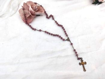 Voici un ancien chapelet de 40 cm de long composé de perles de verre parme avec une superbe croix ciselée et la médaille de la Vierge.
