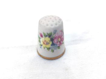 Voici un adorable dé de collection en porcelaine décoré de fleurs peintes à la  main dans des tons pastel signé Ibis Aveiro Portugal Portugal.