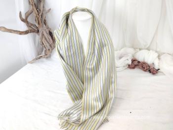 Sur 39.5 x 116 cm, voici un superbe foulard écharpe en soie aux fines rayures gris pastel et jaune pale, modèle qui ira aussi bien aux hommes qu'aux femmes.  Tendance seventeen assurée.