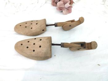 Voici une ancienne paire en bois de forme à chaussures pliable prête à être revisitée ou relookée selon votre gout  !