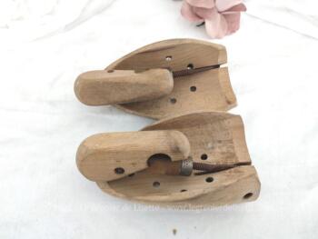 Voici une ancienne paire en bois de forme à chaussures pliable prête à être revisitée ou relookée selon votre gout  !