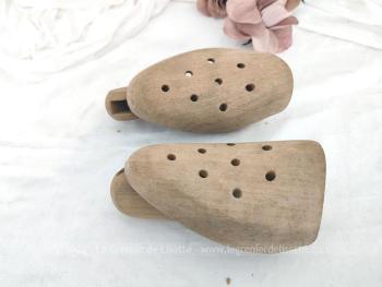 Voici une ancienne paire en bois de forme à chaussures pliable prête à être revisitée ou relookée selon votre gout  !