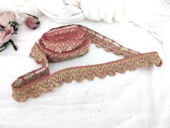 Superbe galon de passementerie shabby de 255 x 3 cm  sur un fond vieux rose avec décorations d'arabesques vert pale et écru  et vagues de fils de couleur écru dorée.
