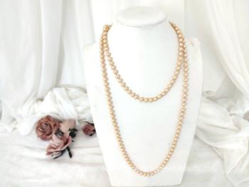 Voici un long sautoir de 134 cm de long en fausses perles nacrées de très bonne qualité avec noeud entre chaque perle pour porter de différentes façons. Allure vintage et rétro garantie.
