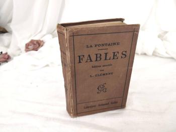 Voici un livre daté de 1914 concernant Les Fables de la Fontaine avec une introduction et des notes, une grammaire et un lexique de la langue de Molière par L. Clément.