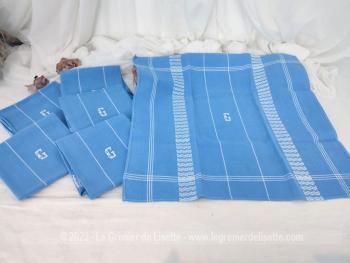 Sur 49 x 48 cm, voici un lot de 6 serviettes en coton couleur bleu de France avec de fines rayures blanches et brodées au centre du monogramme G en fil blanc.