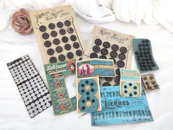 Voici un lot vintage de grenier de mercerie composé de plaques de boutons, de mini-pression, de mini boutons en nacre, de brides, de boutons noirs à anneaux.