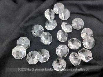 Voici un superbe lot de 20 anciennes pampilles en cristal de forme pointe de diamant de 1.5 cm de large sur 0.5 d'épaisseur.