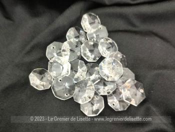 Voici un superbe lot de 20 anciennes pampilles en cristal de forme pointe de diamant de 1.5 cm de large sur 0.5 d'épaisseur.