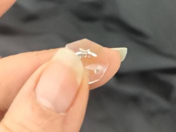 Voici un superbe lot de 20 anciennes pampilles en cristal de forme pointe de diamant de 1.5 cm de large sur 0.5 d'épaisseur.