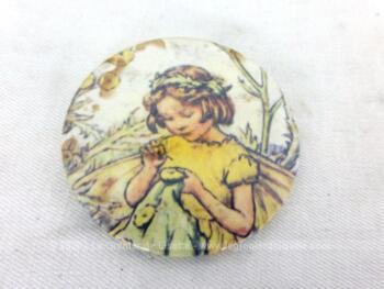 Voici un ancien miroir de poche rond de 5.5 cm de diamètre avec sur une face le dessin d'une petite fille dans les champs et sur l'autre face un superbe miroir piqué.