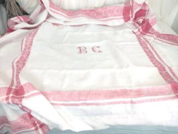 Sur 154 x 154 cm, voici un coupon tissus d'une ancienne nappe damassée brodée au centre des monogrammes BC  avec quelques petits accrocs pour faire de beaux torchons ou serviettes.