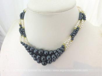 Voici un bel assortiment en superbes perles gris anthracite peut-etre en hématite et perles nacrées avec un collier 3 rangs et son bracelet assorti.