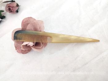 Surement fait main, voici sur 19.5 cm de long, un peigne à queue avec une forme particulière et portant la mention "Corne Vértitable". Vintage et original, que demander de plus  !