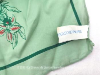 Voici un petit carré de soie vintage de la marque Donatella - made in Italie - 100% soie vert d'eau de 58 x 54 cm aux bords roules et couses main.