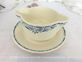 Datant du tout début du XX°, voici un ancien grand saladier creux et sa saucière assortie en porcelaine Badenviller avec le modèe Sousse aux décors bleus style Art Déco.