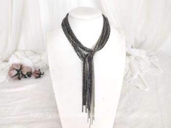 Voici un collier sautoir composé de 12 fils maintenu par un crochet au centre pour libre cours à votre imagination sur les multitudes façons de le porter !